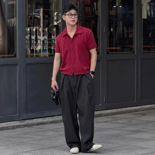 Trai đẹp Việt Nam đứng toàn thân trước cửa tiệm, trang phục gọn gàng, thần thái điềm tĩnh.