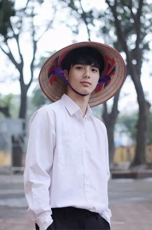 Hot boy Việt mặc đồ trắng, tạo dáng ngoài trời, ánh nắng chiều làm ảnh dịu và thơ.