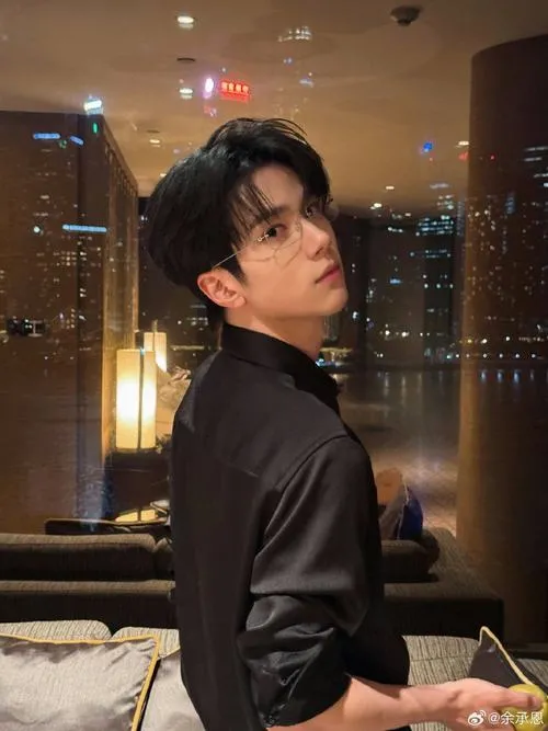 Ảnh trai Việt điển trai chụp đêm, chất điện ảnh rõ, ánh mắt xa xăm bên cửa kính.