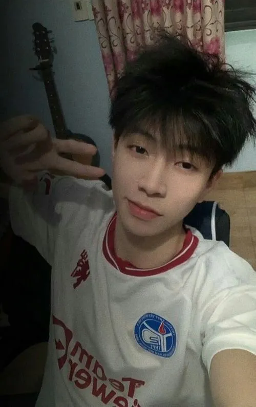Hot boy Việt selfie áo thể thao, kiểu tóc rối, thần thái nghịch ngợm đúng tuổi.