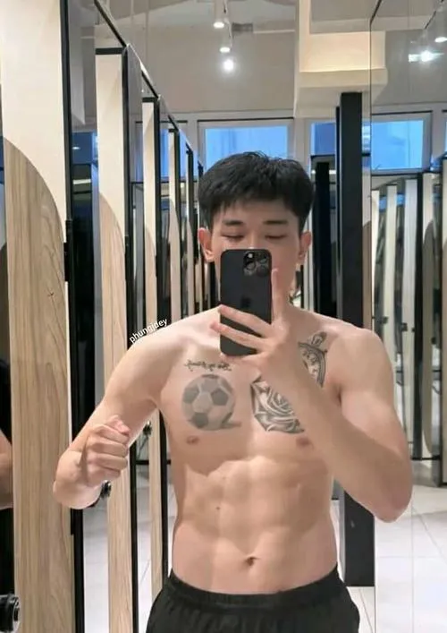 Trai đẹp Việt Nam chụp gương phòng tập, dáng người săn chắc, ánh sáng mạnh làm nét căng.