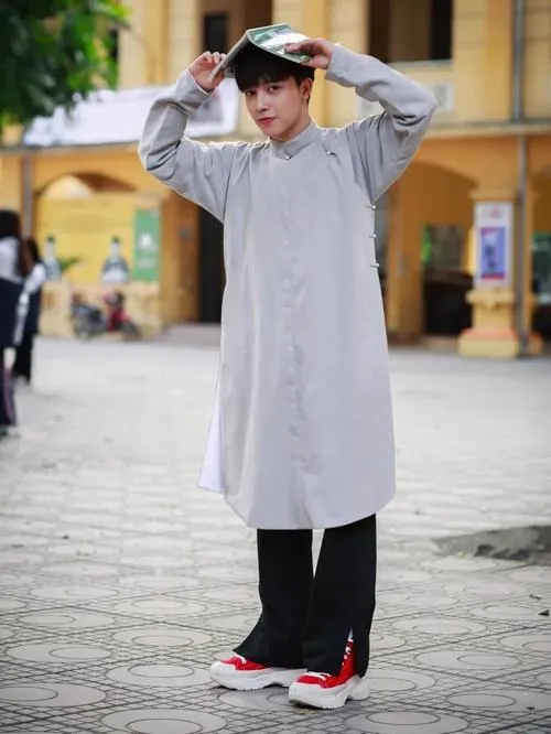 Trai đẹp Việt Nam mặc áo dài trắng, bối cảnh Việt Nam cổ kính, cảm giác nhẹ nhàng.