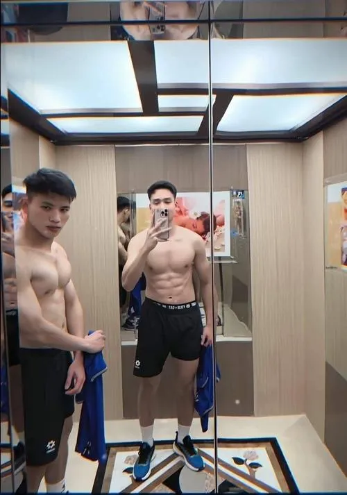 Trai đẹp Việt Nam có lông mày rậm, ánh mắt sắc, nhìn một cái là nhớ liền.