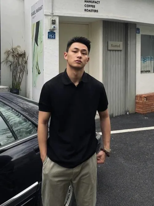 Trai đẹp Việt Nam đeo đồng hồ, tay áo xắn gọn, gương mặt nam tính càng thêm lịch.