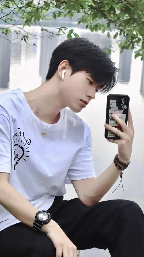 Hot boy Việt phối sơ mi gọn gàng, dáng đứng thẳng, thần thái lịch sự đúng gu.