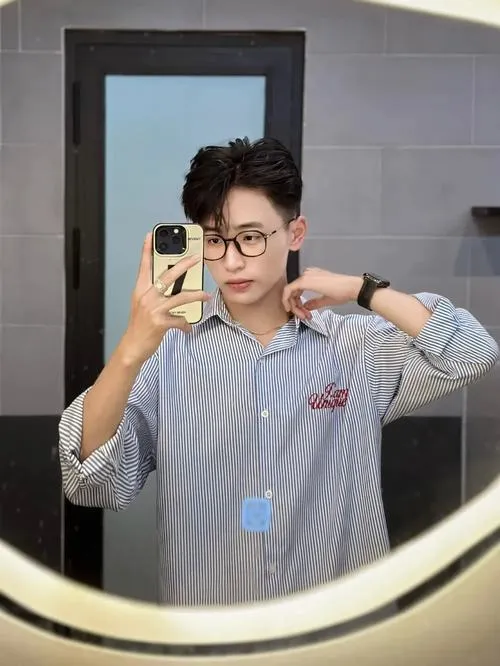 Ảnh trai đẹp chuẩn gu đeo nhẫn, chụp cận tay và mặt, ánh mắt có chiều sâu.