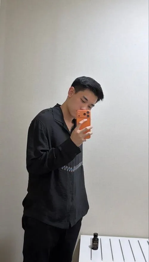 Trai đẹp chuẩn gu mặc đồ tối màu, phong cách chụp ảnh gương, thần thái trầm và lạnh.