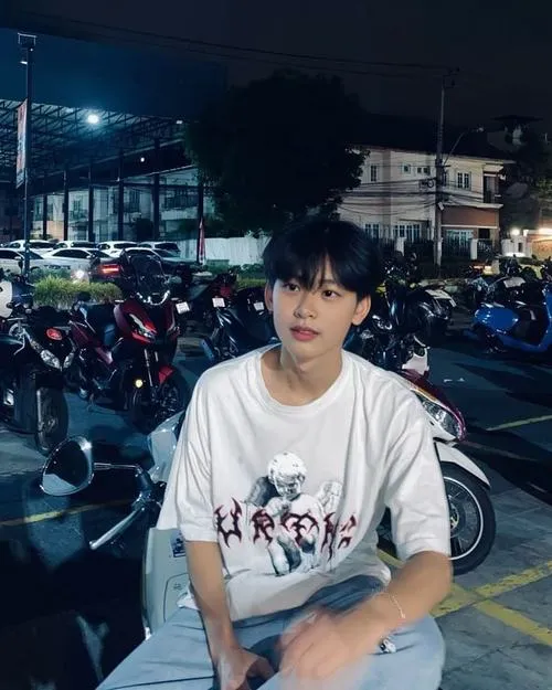 Hot boy Việt chụp quán cà phê, ánh sáng cửa kính, tông nâu trầm làm ảnh ấm.