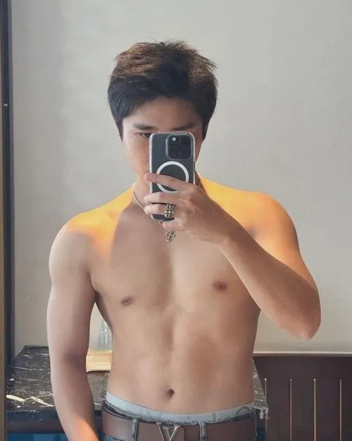 Ảnh trai đẹp chuẩn gu chụp gương thân trên, tông màu ấm, dáng người săn chắc.