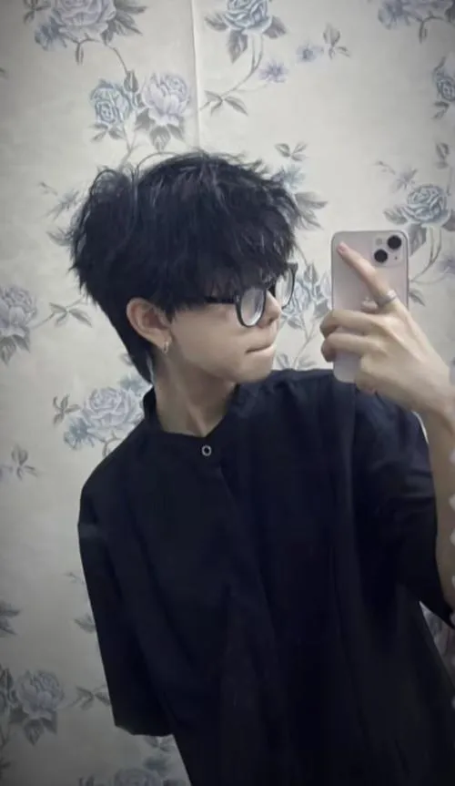 Ảnh trai Việt điển trai mặc hoodie tối, chụp gương, ánh mắt lơ đãng như đang suy nghĩ.