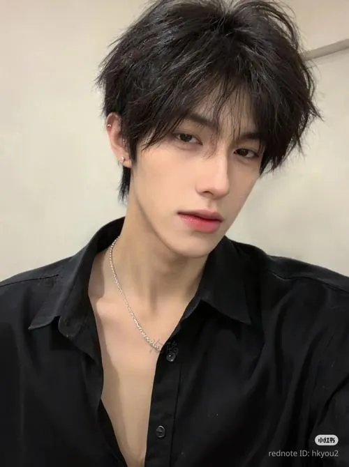 Trai chất đeo nhẫn, viền sáng mảnh, biểu cảm tiết chế đúng kiểu ngầu lòi.