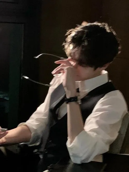 Bad boy giữa sương mỏng, ánh đèn hắt, khung hình có chất điện ảnh rõ rệt.