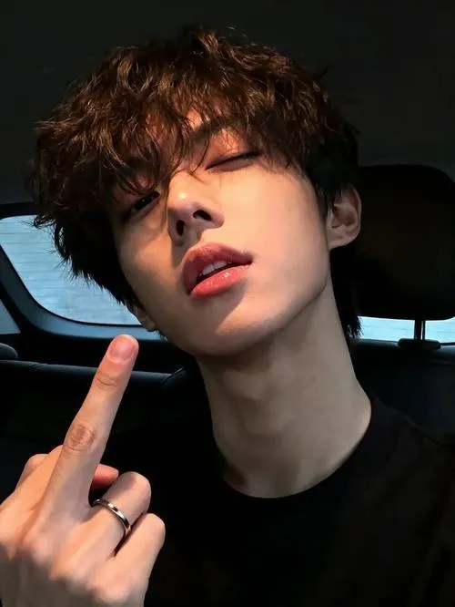 Trai lạnh chỉnh cà vạt, bóng đổ ôm gương mặt, đứng thẳng như không sợ ánh nhìn ai.