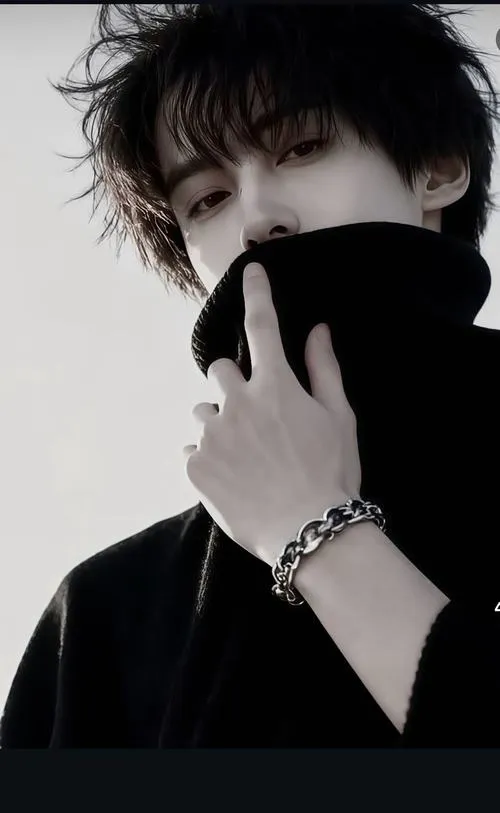 Bad boy dáng đứng ở cửa, layer gọn, ánh sáng một bên mặt tạo khối sắc.