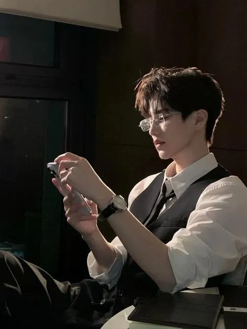 Trai lạnh áo khoác da, chất liệu bóng nhẹ, ánh sáng phòng tối làm tổng thể sang.