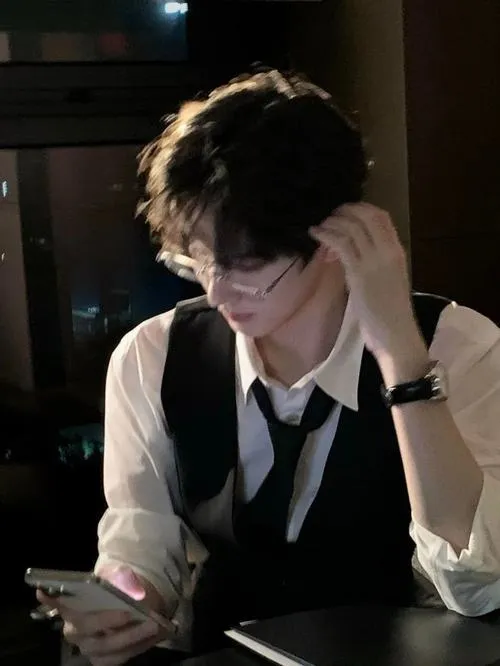 Trai đẹp tông lạnh, viền sáng nhẹ trên vai, nền tối làm đường hàm sắc hơn.