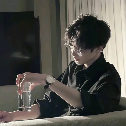 Nam thần lạnh lùng tóc rối có chủ ý, hạt ảnh nhẹ, nụ cười thoáng như gió.