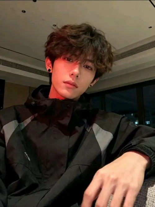 Nam thần lạnh lùng chụp trắng đen, hạt ảnh nhẹ, ánh nhìn xa khiến khung hình dày cảm xúc.