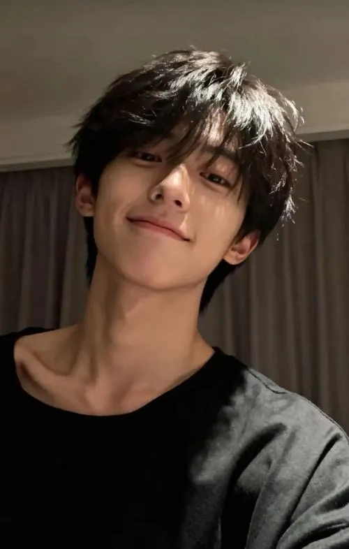 Bad boy vest tối, góc chụp thấp, tay cầm kính tạo vibe trưởng thành và khó gần.