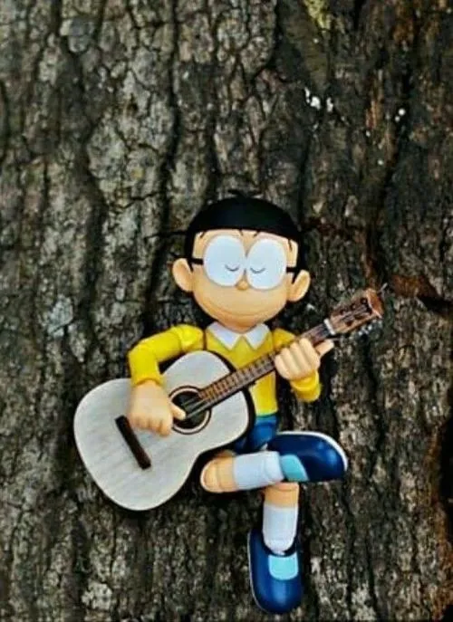 Hình Nobita tựa gốc cây ôm đàn, ánh sáng tối, thần thái im lặng kiểu ngầu mà hiền