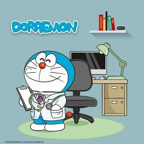 Ảnh anime Chồn Xanh ngồi bàn làm việc, mặt tập trung, mắt liếc màn hình kiểu chăm chỉ.