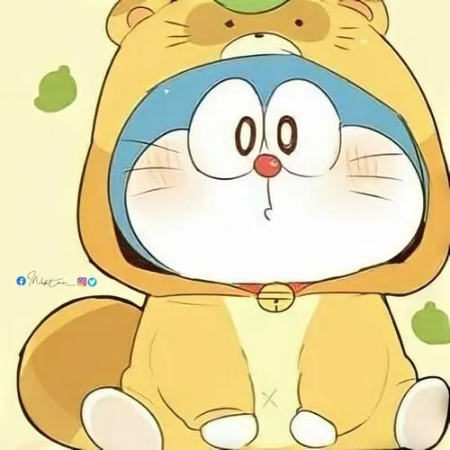 Hình mèo máy thông minh trong đồ gấu vàng, mặt ngơ ngác, đôi mắt tròn nhìn rất bông.