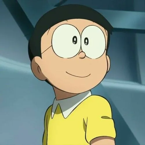 Ảnh Nobita cận mặt trong xe, áo vàng cổ trắng, ánh mắt tròn ngơ ngác
