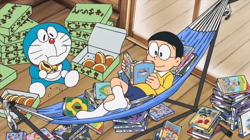 Hình nền PC mèo ú trong phòng bừa bộn với Nobita, chi tiết đời thường, nhìn vừa hài vừa gần.