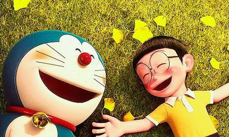 Hình nền PC Doraemon cười hết nấc bên Nobita, nền vàng rực, vibe tuổi thơ cực dễ thương.