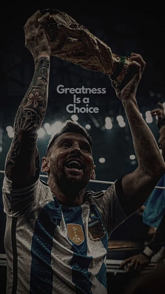 Cầu thủ nhí tập tâng bóng bên bờ ruộng lúc hoàng hôn mang lại một cảm giác yên bình và thân thuộc của bóng đá làng quê Việt Nam.