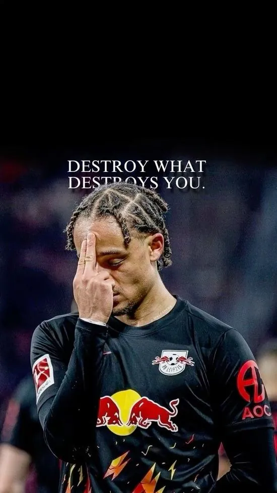 Góc máy cận cảnh vào đôi mắt tập trung của thủ môn khi đối mặt với quả phạt đền thể hiện tâm lý vững vàng và bản lĩnh thép nơi tuyến đầu.