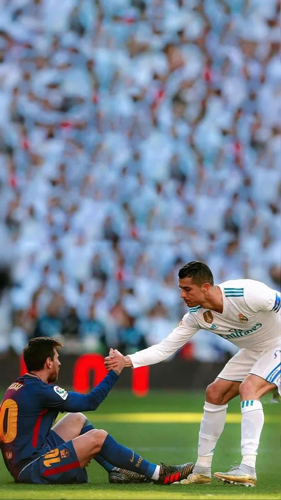 Góc nhìn từ phía sau lưới khung thành khi quả bóng chuẩn bị bay vào lưới tạo nên một trải nghiệm thị giác vô cùng kịch tính và mới lạ.