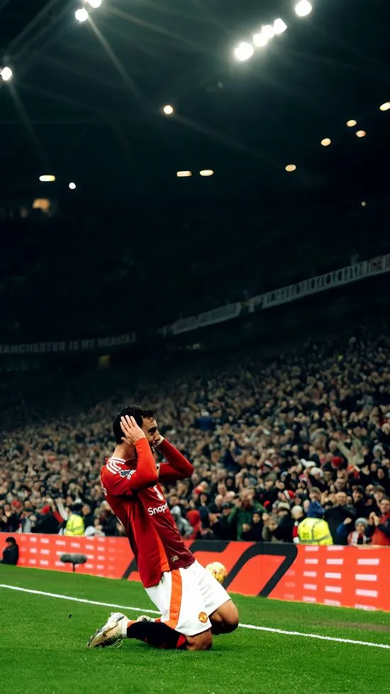 Chiếc áo đấu số 10 huyền thoại treo lơ lửng giữa không trung trên nền đen sâu thẳm tạo nên một biểu tượng quyền lực tuyệt đối của giới túc cầu.