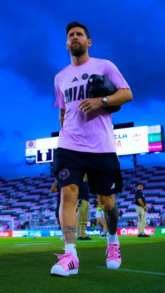 Những giọt mồ hôi rơi trên thảm cỏ xanh được bắt đứng lại trong không gian nhờ tốc độ màn trập cực nhanh của máy ảnh chuyên dụng 4k.