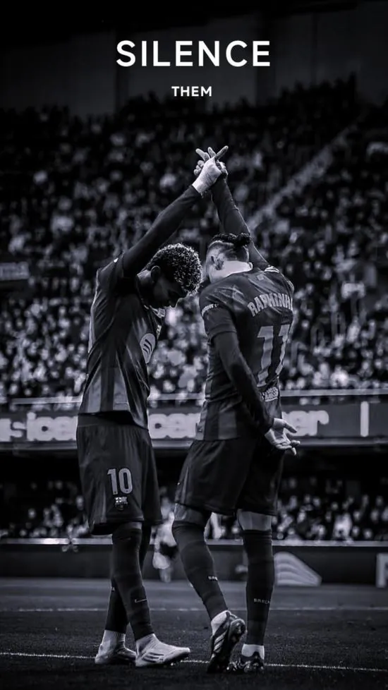 Mặt sân vận động phủ đầy tuyết trắng xóa với quả bóng màu cam nổi bật tạo nên một sự tương phản màu sắc vô cùng ấn tượng và hiếm gặp.