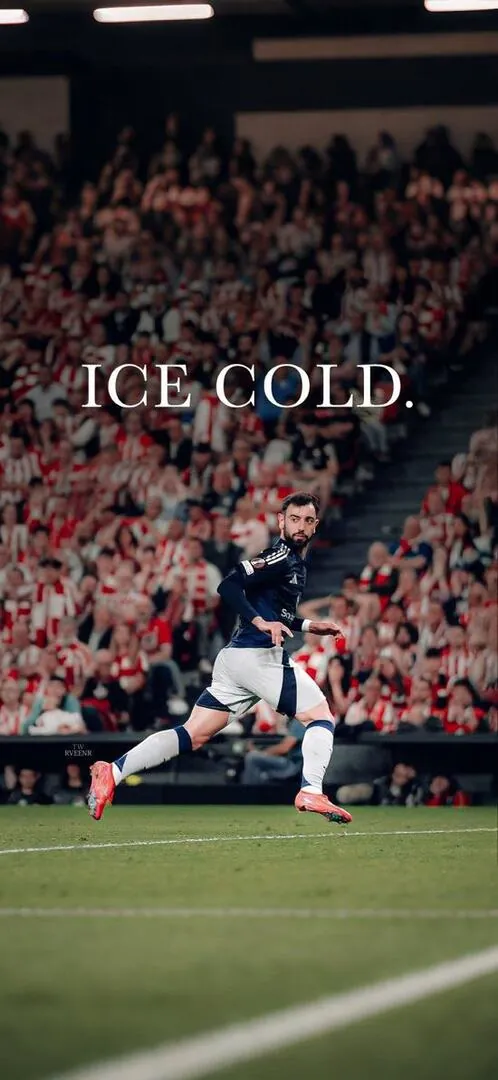 Dưới ánh đèn pha rực sáng, những hạt mưa rơi trên mặt cỏ xanh thẫm hiện lên lung linh nhờ độ phân giải 2160p siêu thực của tấm ảnh nền.