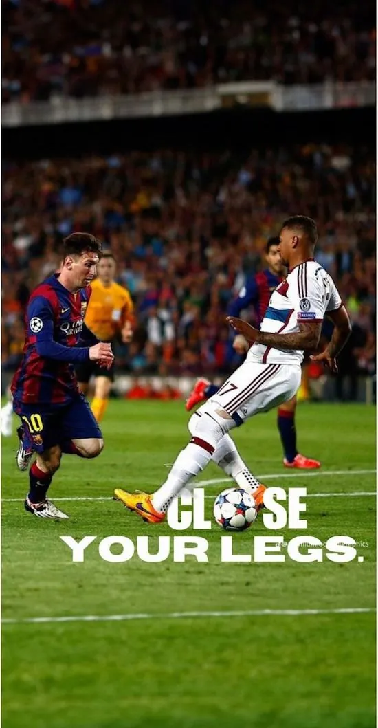 Nhóm cổ động viên với những lá đại kỳ rực rỡ tạo nên một biển màu sắc làm bùng nổ bầu không khí sân cỏ cuồng nhiệt trên màn hình máy tính.