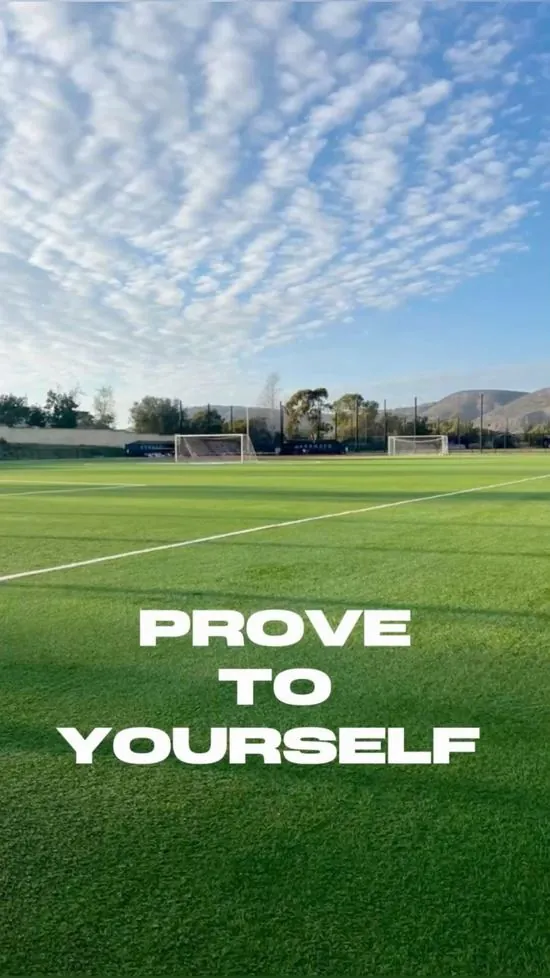 Cầu thủ trẻ ngồi một mình trên khán đài vắng lặng sau giờ tập luyện tạo nên một khung cảnh đầy ý chí vươn lên và sự nỗ lực bền bỉ.