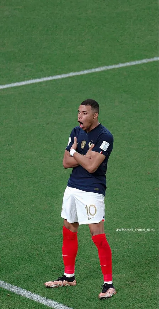 Ảnh nền đt Iphone chụp góc thấp đặc tả cầu thủ đang đứng chờ đợi tiếng còi khai cuộc với sự tập trung cao độ hiện rõ qua độ phân giải cao.