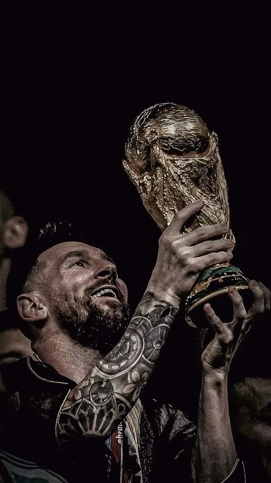 Mặt sân cỏ bị xới tung sau một pha xoạc bóng quyết liệt thể hiện rõ sự khốc liệt của môn thể thao vua trong từng khuôn hình sắc nét.