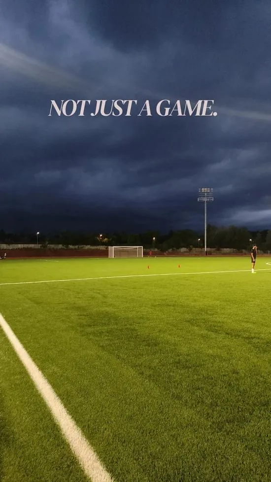 Hàng rào chắn sân vận động cũ kỹ bao quanh sân bóng làng quê mang đến một vẻ đẹp hoài cổ và bình dị cho những ai yêu giá trị truyền thống.