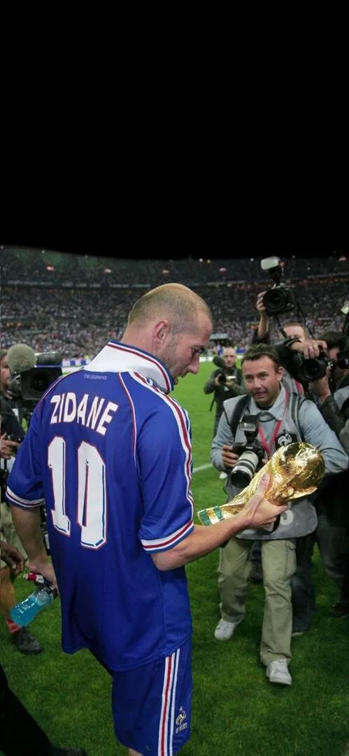 Chiếc giày bóng đá cũ sờn treo trên vách tường gỗ tạo nên một bức ảnh nghệ thuật đầy chiều sâu tâm trạng về những kỷ niệm sân cỏ xa xưa.