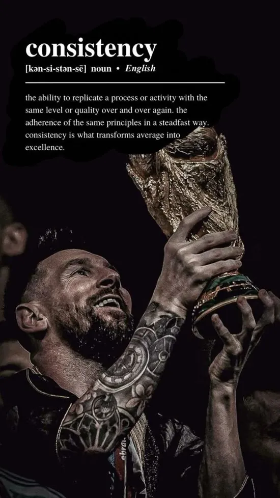 Chiếc cúp vô địch nằm lẻ loi trong phòng truyền thống dưới ánh đèn vàng mờ ảo tôn vinh giá trị lịch sử của một đội bóng lừng lẫy một thời.