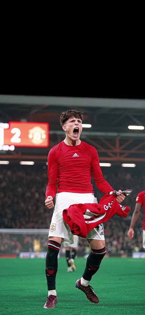 Toàn cảnh sân vận động nhìn từ máy bay không người lái vào ban đêm hiện lên như một viên kim cương rực sáng giữa lòng thành phố sầm uất.