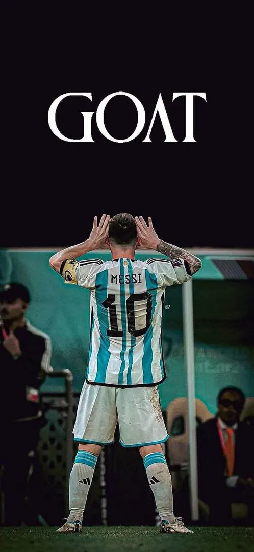 Em bé mặc chiếc áo đấu rộng thùng thình dắt tay bố vào sân vận động tạo nên một hình ảnh đầy tính nhân văn về sự kế thừa niềm đam mê.