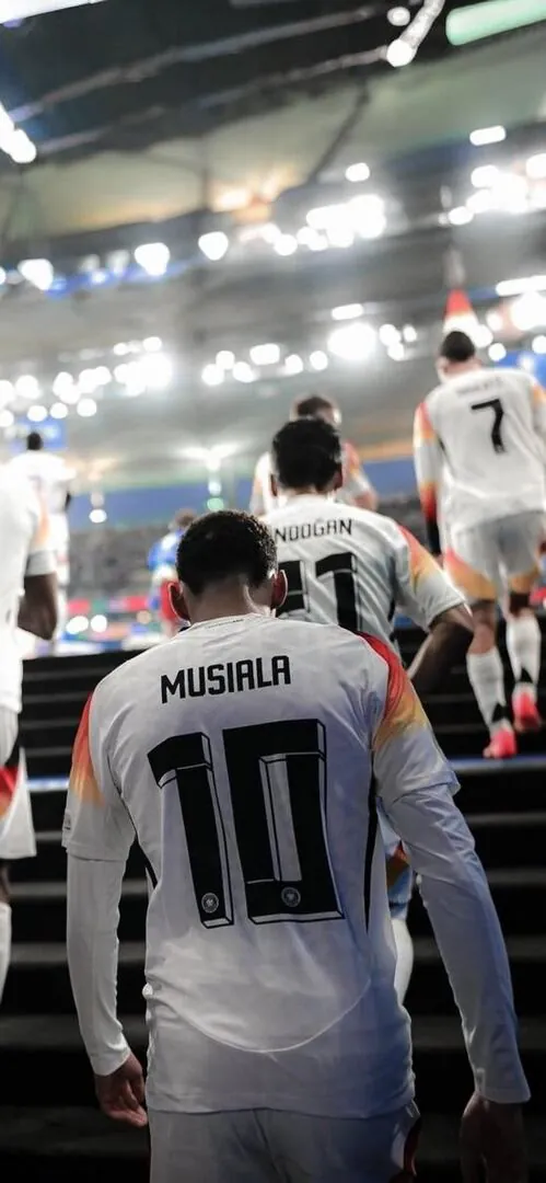 Bức tường vẽ graffiti hình siêu sao bóng đá trên phố phường bụi bặm thể hiện văn hóa đường phố gắn liền với tình yêu túc cầu cuồng nhiệt.