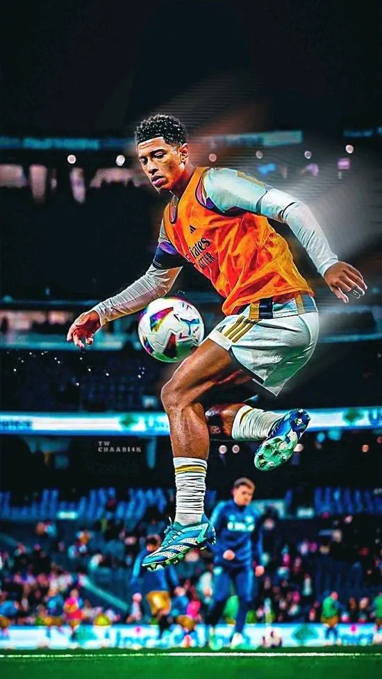 Cầu thủ di chuyển cực nhanh tạo nên những vệt sáng mờ ảo đầy nghệ thuật làm nổi bật sự tốc độ và phong cách cá nhân trong từng bước chạy thần tốc.