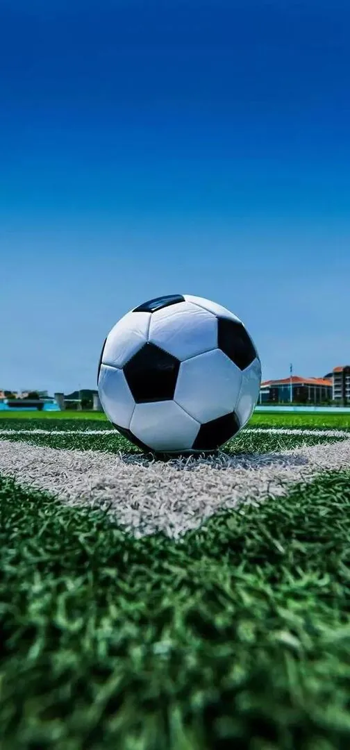 Chiếc băng đội trưởng nằm ngay ngắn trong phòng thay đồ trước giờ thi đấu gợi lên trách nhiệm nặng nề và bản lĩnh của người dẫn đầu đội bóng.