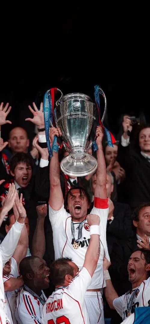 Thủ môn bật cao hết cỡ để cản phá đường bóng đi vào góc chết khung thành thể hiện sự chuyên nghiệp và phản xạ tuyệt vời của một người gác đền.