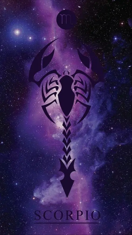 Một chiếc mặt nạ lễ hội gắn họa tiết bọ cạp ôm nửa gương mặt, lớp sơn đỏ thẫm và hạt đá đen làm hình ảnh Thần Nông chuyển sang cảm giác sân khấu